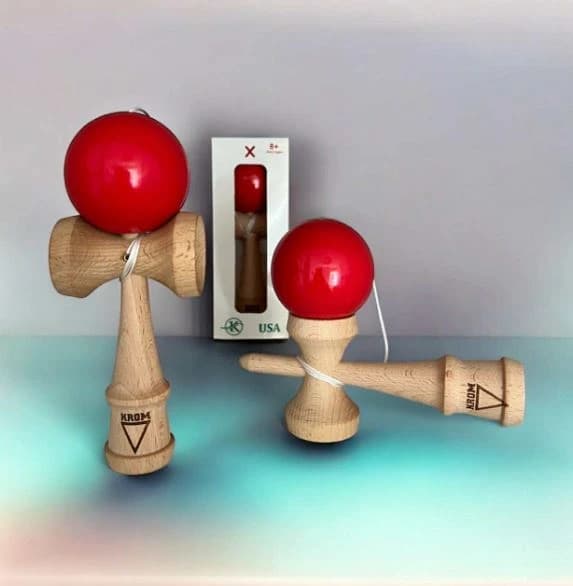 Kendama Interactiva  Krom Rosie, 18 cm si o ata de rezerva  - Detalii Produs