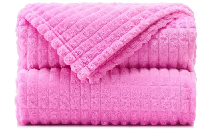 Fotografie produs: Patura cocolino pufoasa cu patratele, pat dublu, roz fucsia 200 x 230 cm-Concept E Efrall